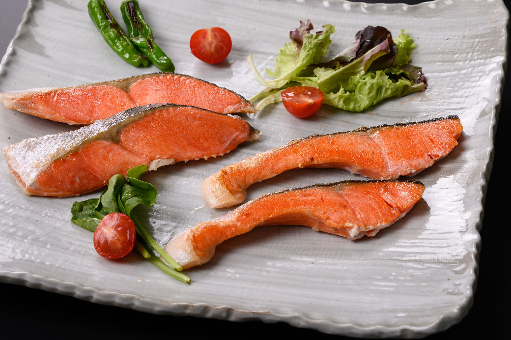 鮭問屋「熟成塩紅鮭・塩銀鮭」切身食べ比べ〈約1.9Kg〉【BB21】-