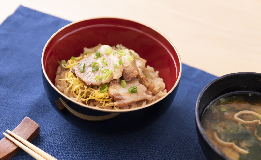 角煮の甘いたれがたまらない!角煮丼
