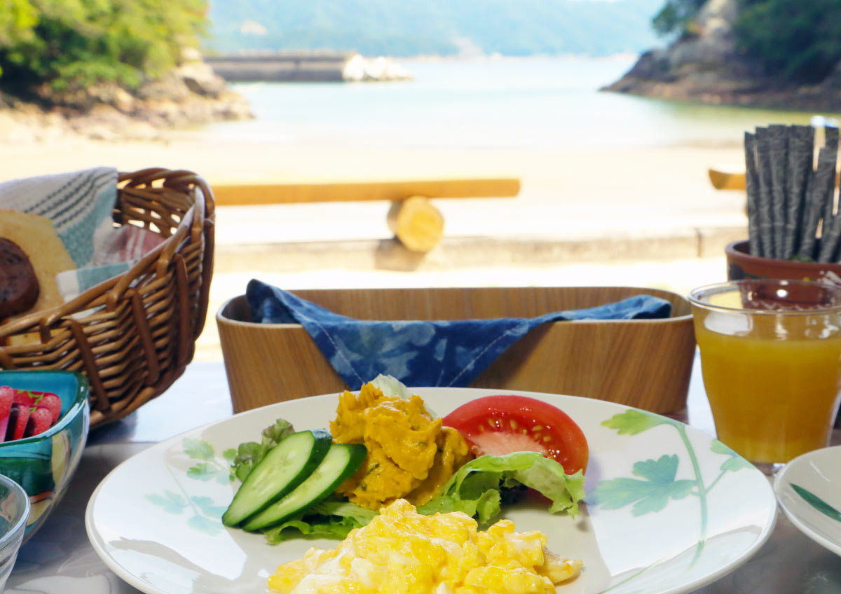 朝食は 海に面した食堂で。