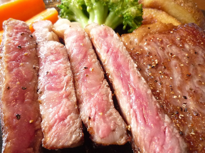 香ばしい脂の美味しさが口いっぱいに広がります。