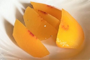半解凍の「おねむり桃」は、サクッとした食感。自然の甘味でジューシー！