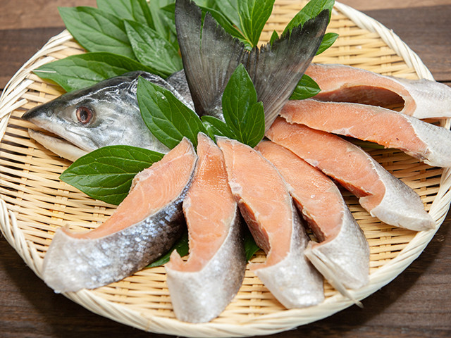 北海道産秋鮭の新巻鮭。厚切りの切り身はボリューム満点です。頭は汁物に