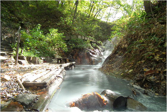 大湯沼川天然足湯