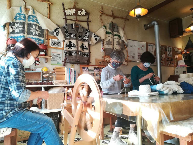 喫茶店「ガロ」には、緬羊工房の作品が展示されています