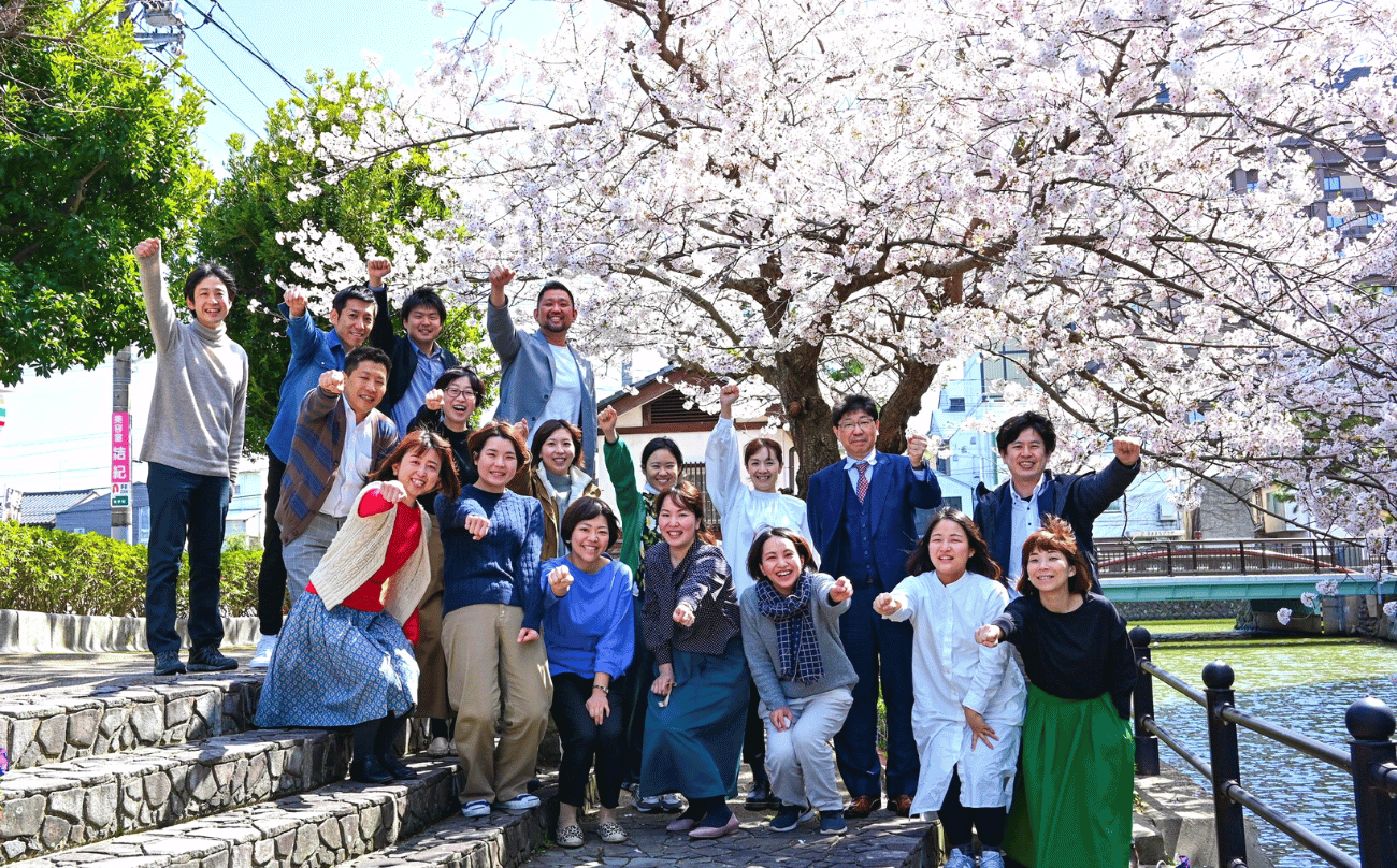 事務所を構える島根県松江市の桜と職員を写した一枚。