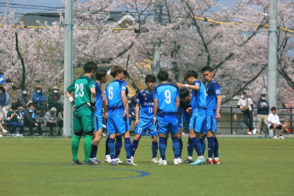 ヨコタ上桜スポーツグラウンドの名のとおり、桜に囲まれてのキックオフ。