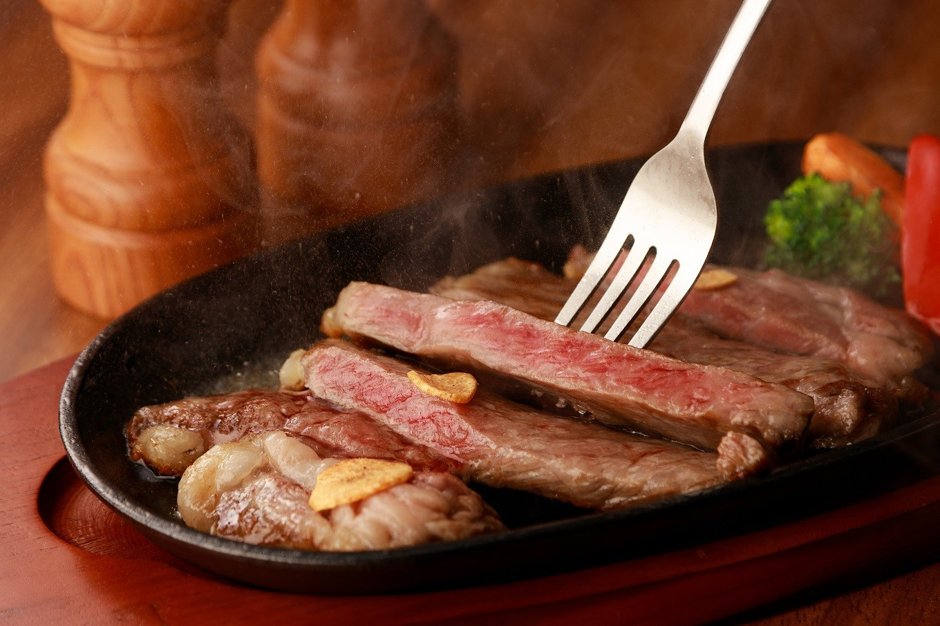 お肉のおいしさをしっかり感じられるステーキ肉。脂身までおいしい。