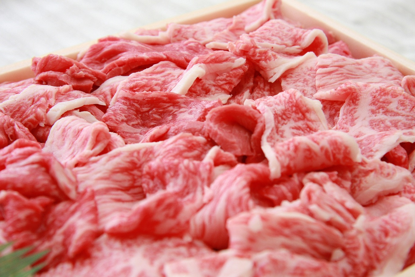 赤身と脂身のバランスがよい切り落とし肉。牛丼やカレーにもおすすめ。