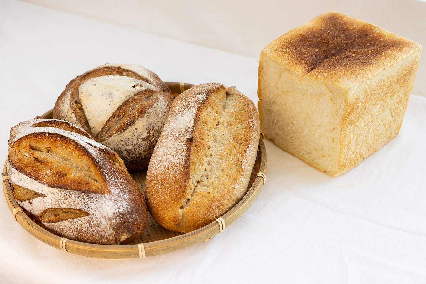 食パンと天然酵母パン３種