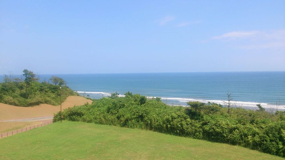 海風が心地よい。ロケ地で知られる大竹海岸