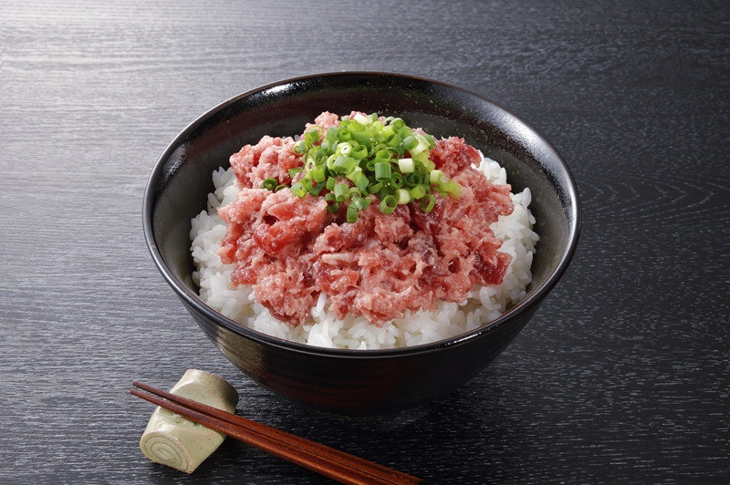 ふるさと納税 焼津市 静岡県産 まぐろ と かつお の炙り漬け丼930g 12P