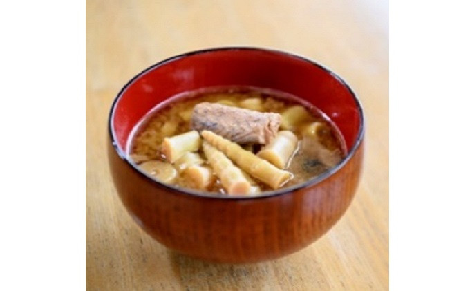 根曲がり竹とサバの水煮缶詰を入れた味噌汁