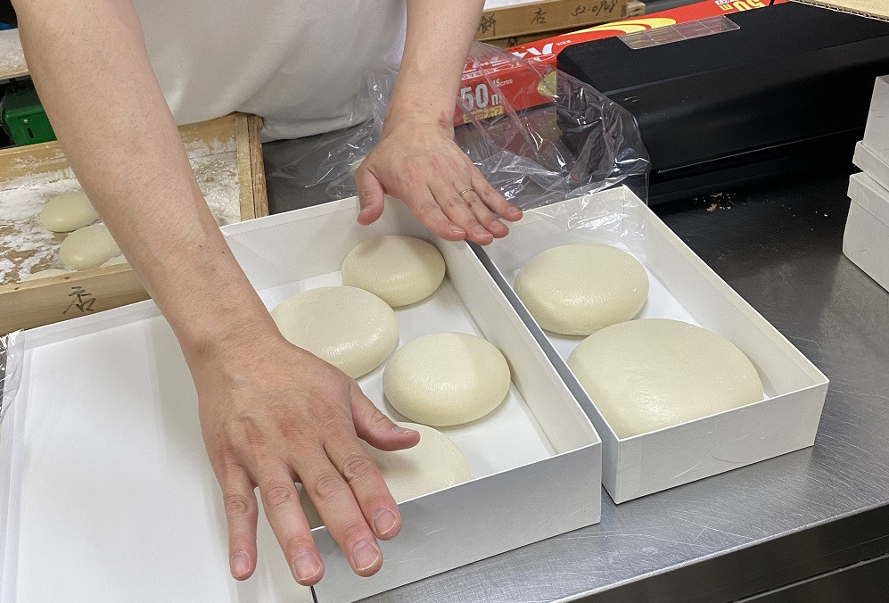 真空冷凍】 【手作り】 丸餅 2種 30個 2kg 白餅 よもぎ餅 - 福井県小浜