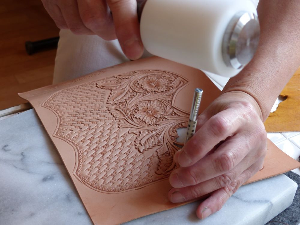 革を刻む専用の道具を使い分け、慎重に彫ります