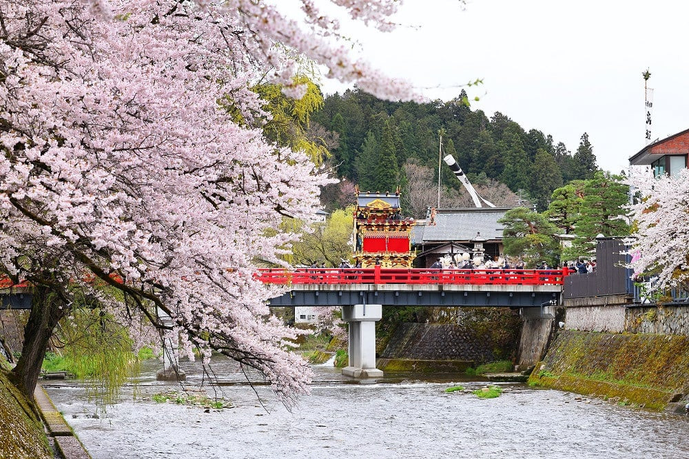 春の高山祭