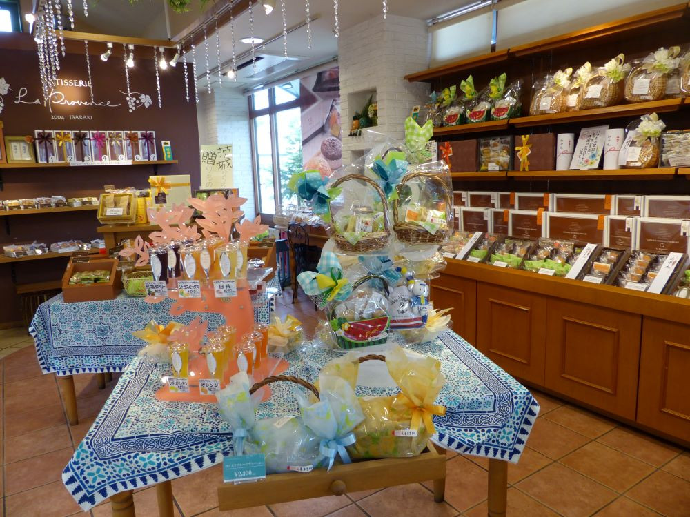 店内には季節ごとに美味しいお菓子が並びます