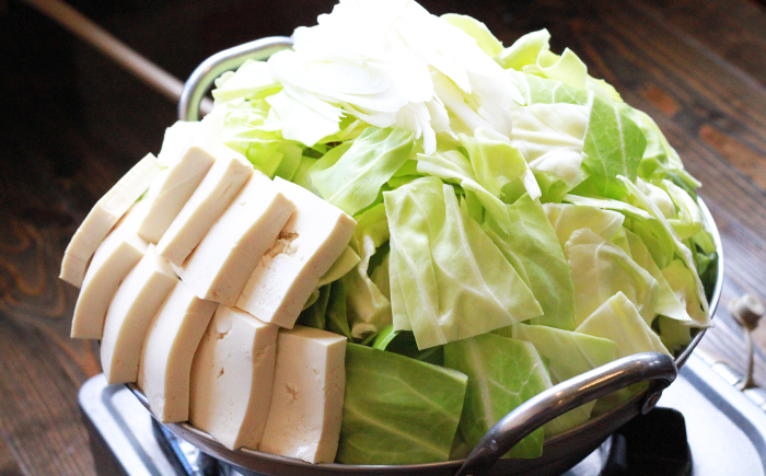 野菜てんこもりのホルモン鍋。これで一人前です