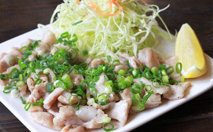 塩ホルモン。お好みでレモンをかけても！