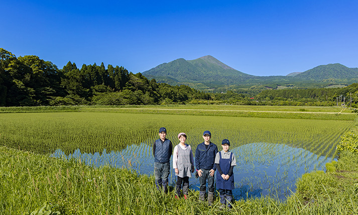 霊峰「高千穂峰」の麓に広がる青々とした田園