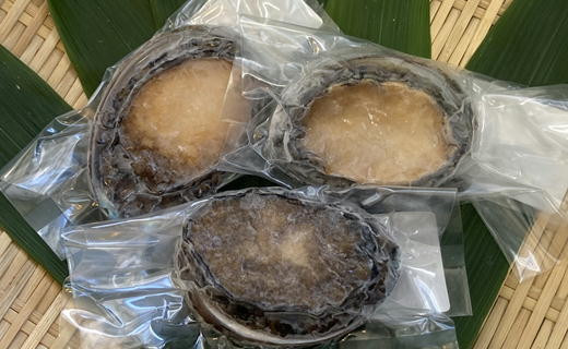 前浜産の良質な昆布をエサに極寒の荒波に揉まれて育つ蝦夷アワビです!
