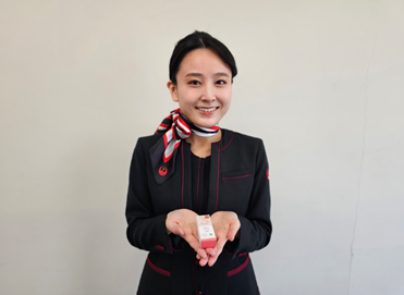 「伊勢茶いちご羊羹」を持って撮影