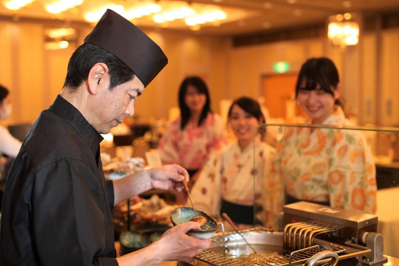 スタッフによるフォンデュづくりの実演