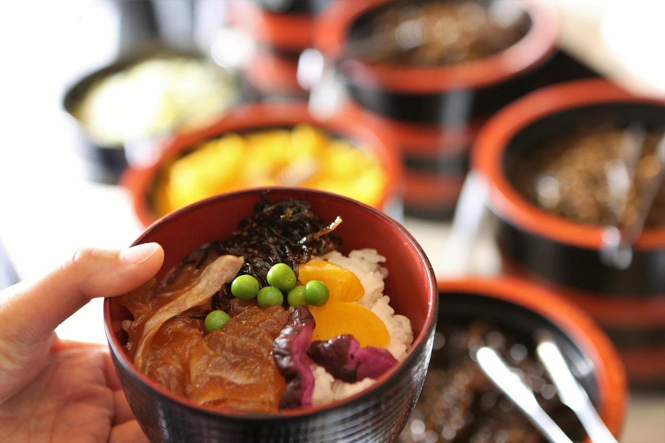 旅の思い出の味、朝食バイキングで食べる醤丼