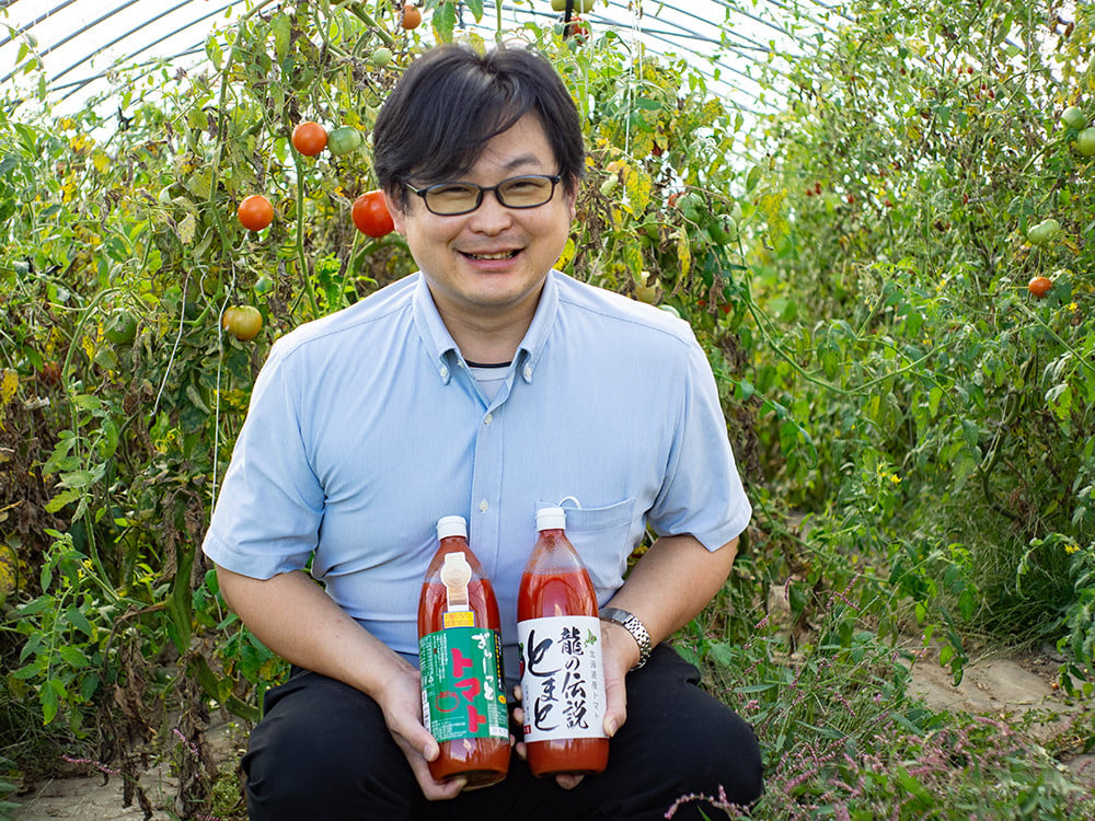 自慢のトマトジュースと久保社長