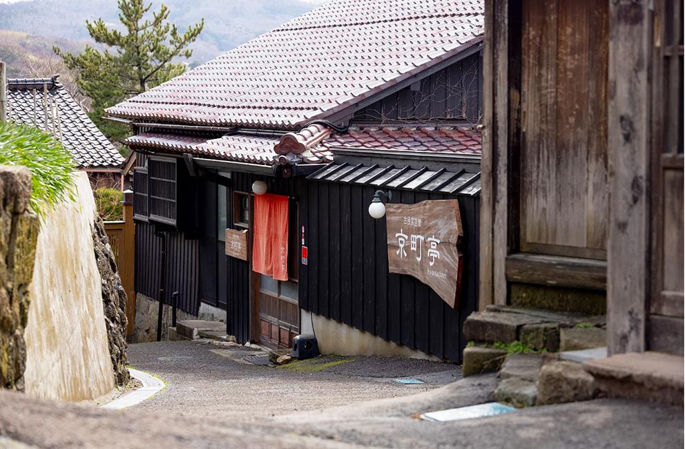 佐渡市】佐渡金山で栄えた「京町通り」古民家レストランで「文弥人形芝居」鑑賞と佐渡フレンチプラン 大人2名様分  【佐渡島（さど）の金山】【世界遺産がある島で伝統芸能と食事を楽しむ】【JTB体験プラン】 - 新潟県佐渡市｜ふるさとチョイス - ふるさと納税サイト