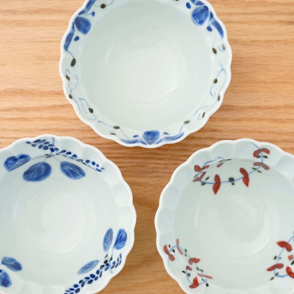 縁の花型と絵柄がお料理を上品に見せてくれます。