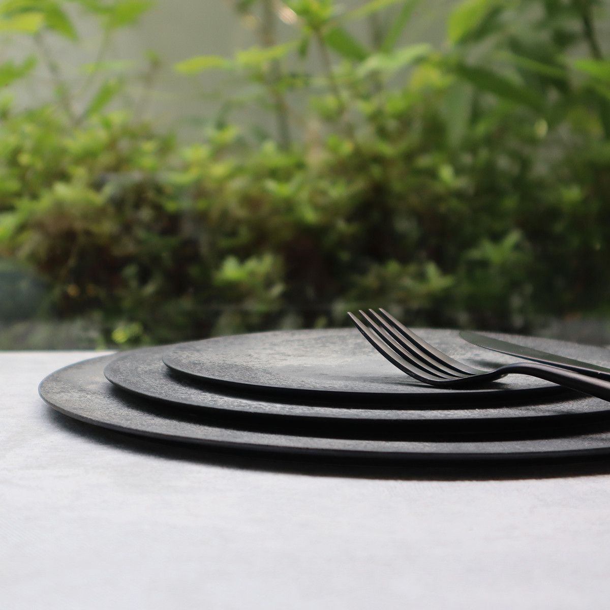 シンプルすぎず、シックな柄がお料理を引き立ててくれる1枚です。