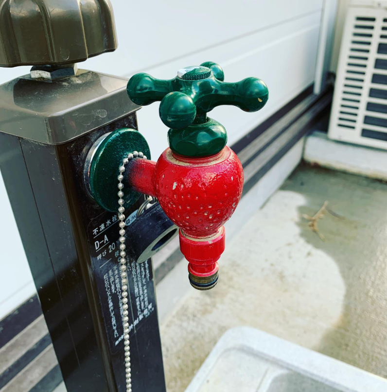 蛇口をひねると…、ひねると…水がでます(笑)