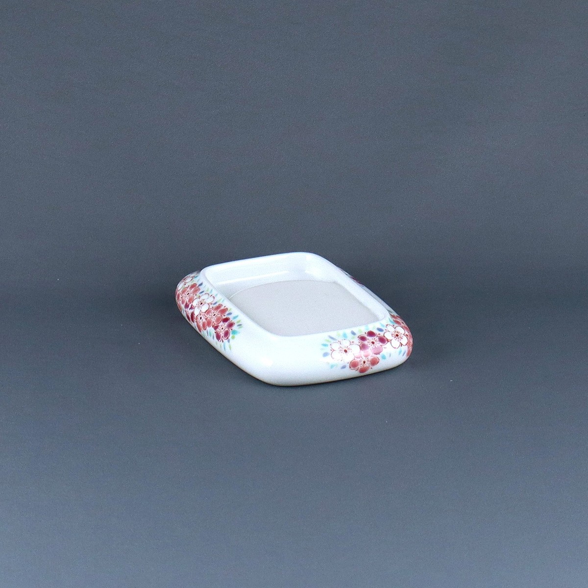 可憐な硯で、実用性も高いのがポイントです。