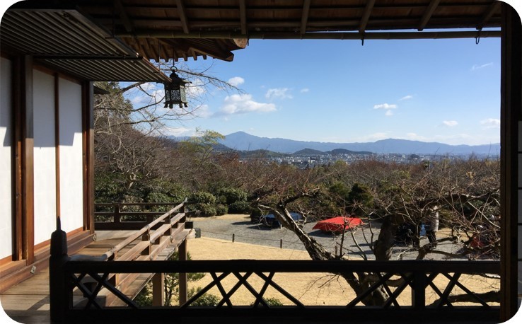 大乗閣からの眺望。手前に双ヶ岡、奥には比叡山
