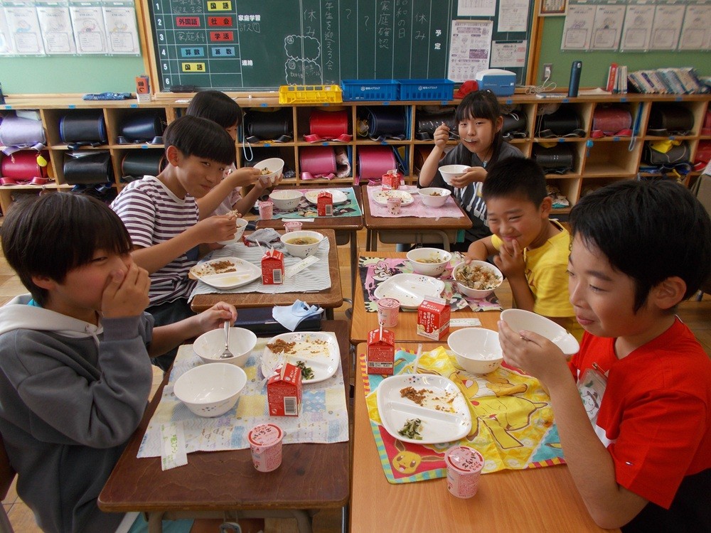 給食をたのしく食べる児童