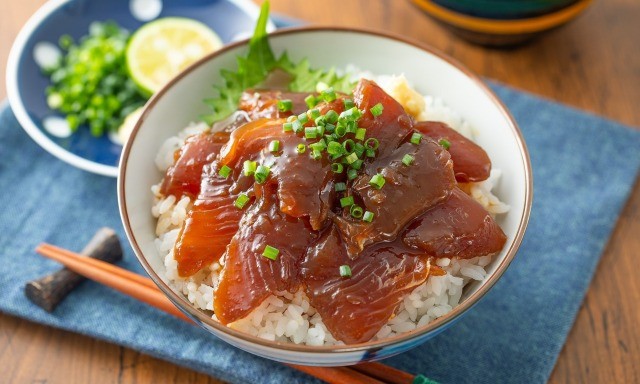 水揚げされた鮮魚から捌き、自社の調味液に漬け込んでいます。