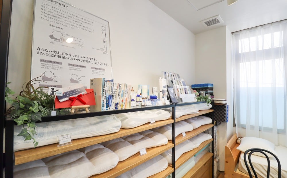 快眠ショップ 眠りのお部屋の店内には眠り心地の良さそうな枕がズラリ!