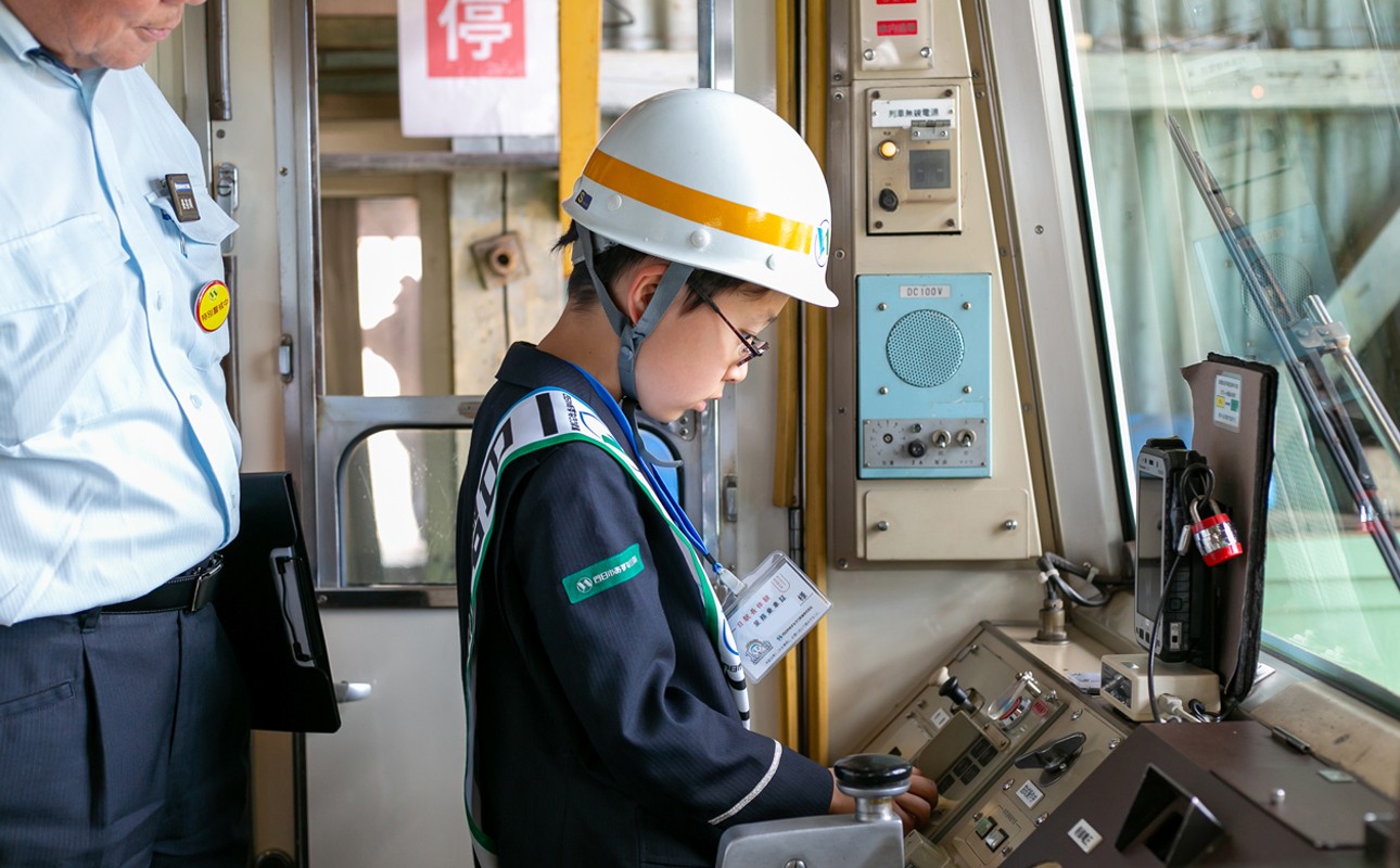 うつべ車庫内で実際に運転席に搭乗