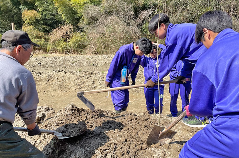 学習体験の一環として植樹体験