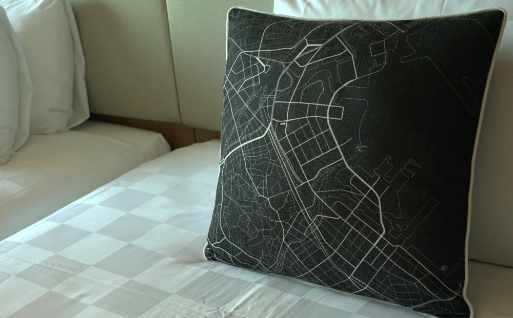 みなとみらいのMAPが描かれたアースカラーのクッション