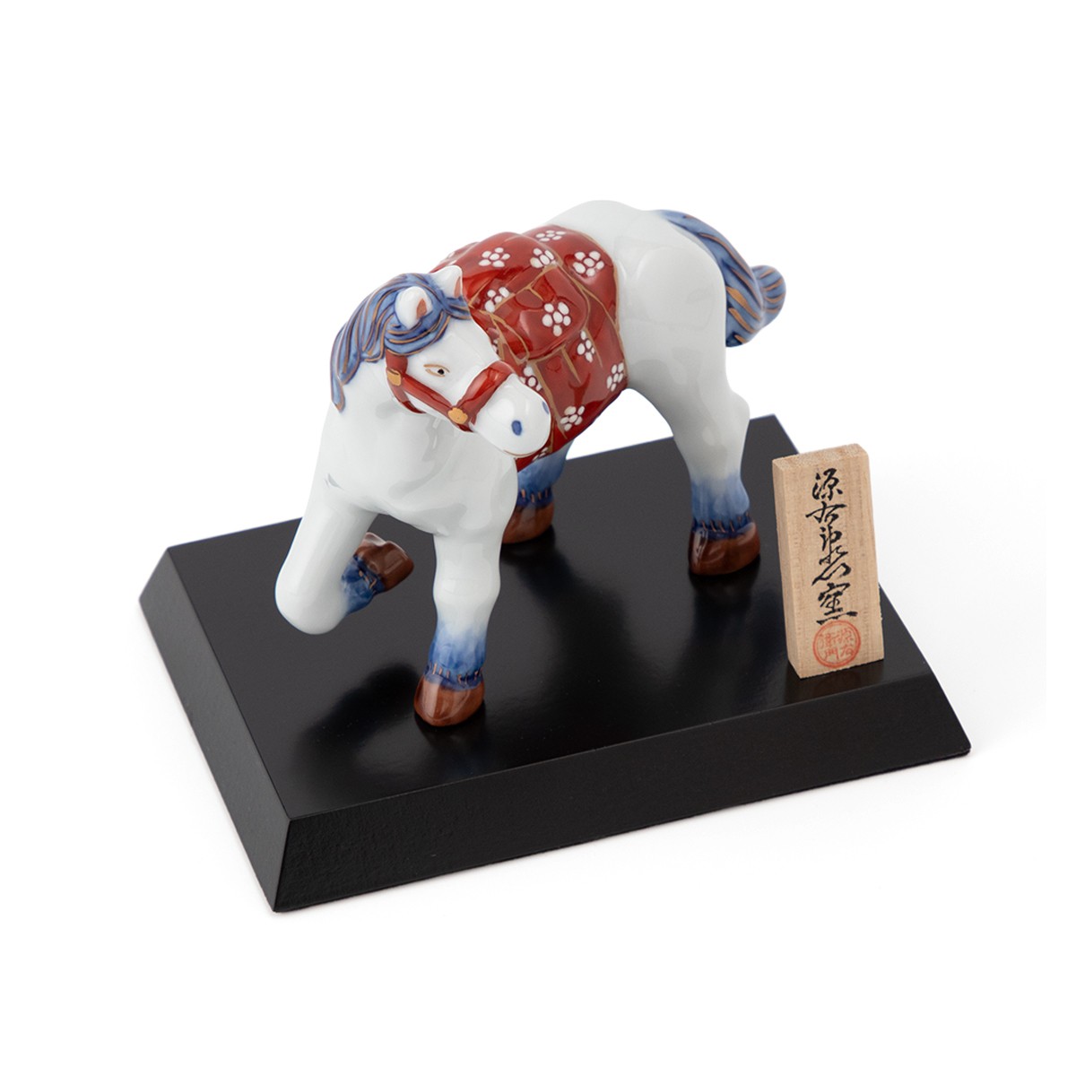 生き生きとした、今にも駆けだしそうな馬の置物です。