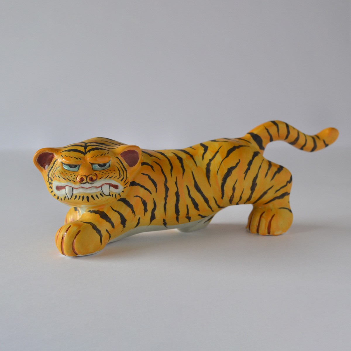 トラの力強さが熟練の筆さばきで表現されています。