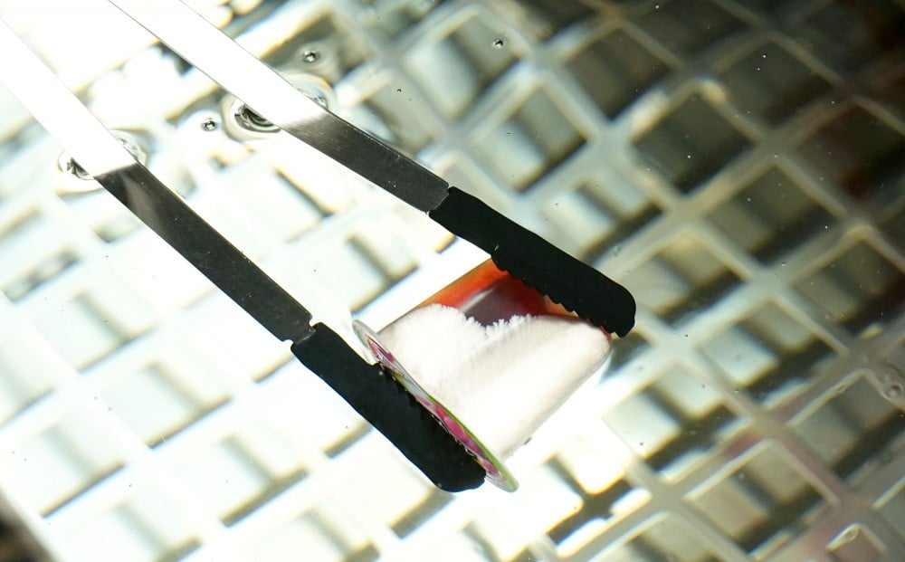 マイナス30度のエタノール液に入れ、わずか数分で凍結しはじめた状態