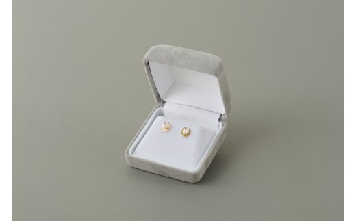 アコヤ真珠ピアスは専用ケースにてお届け