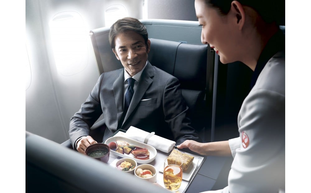 国内線ファーストクラス機内食提供（イメージ）