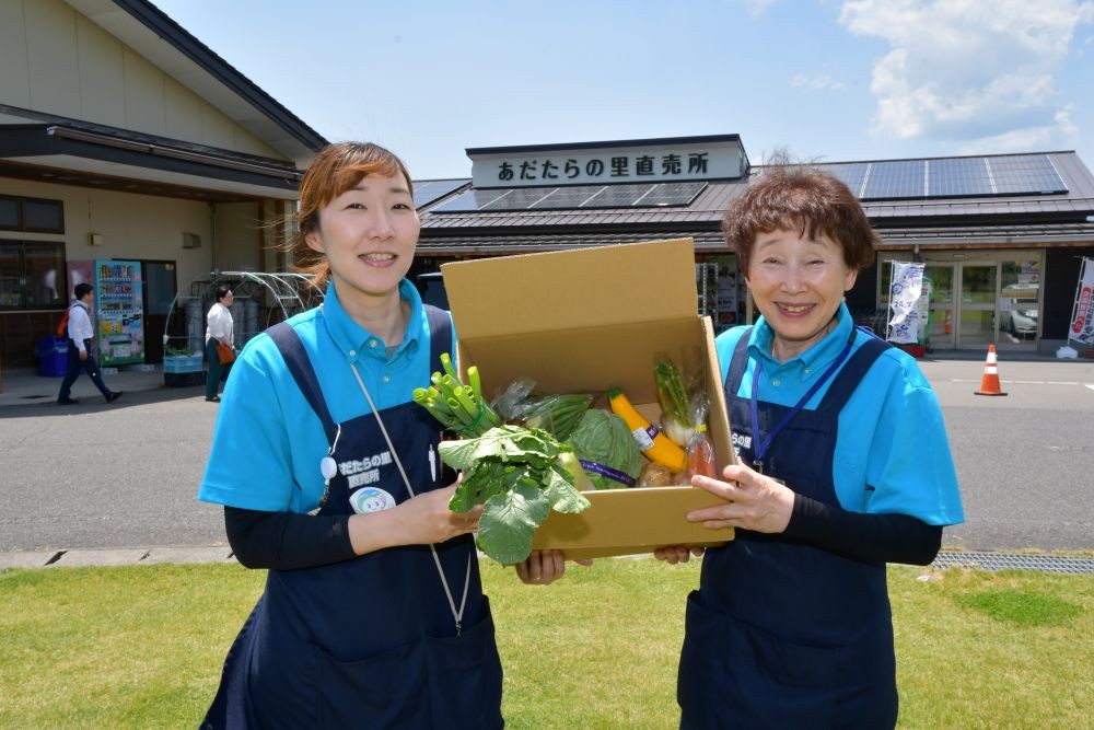 毎朝の入荷状況を見て1つ1つ箱詰め