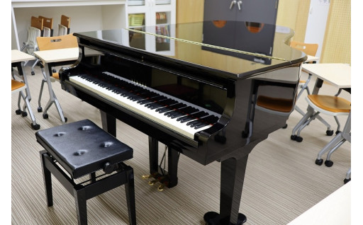 保・小・中合同校舎のグランドピアノを新設