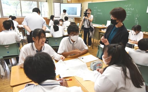 「食べにきたくなるスイーツ」中学校で商品開発授業。スイーツのプロとコラボで