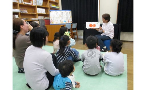 【読書活動推進事業】はじめての絵本事業やおはなし会による絵本の読み聞かせ等の支援をしています