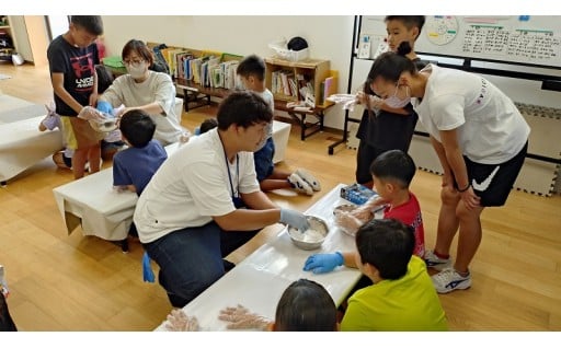 【放課後児童健全育成事業】市内５か所に学童保育所を設置し、その他２か所の民間学童クラブの運営を支援しています。